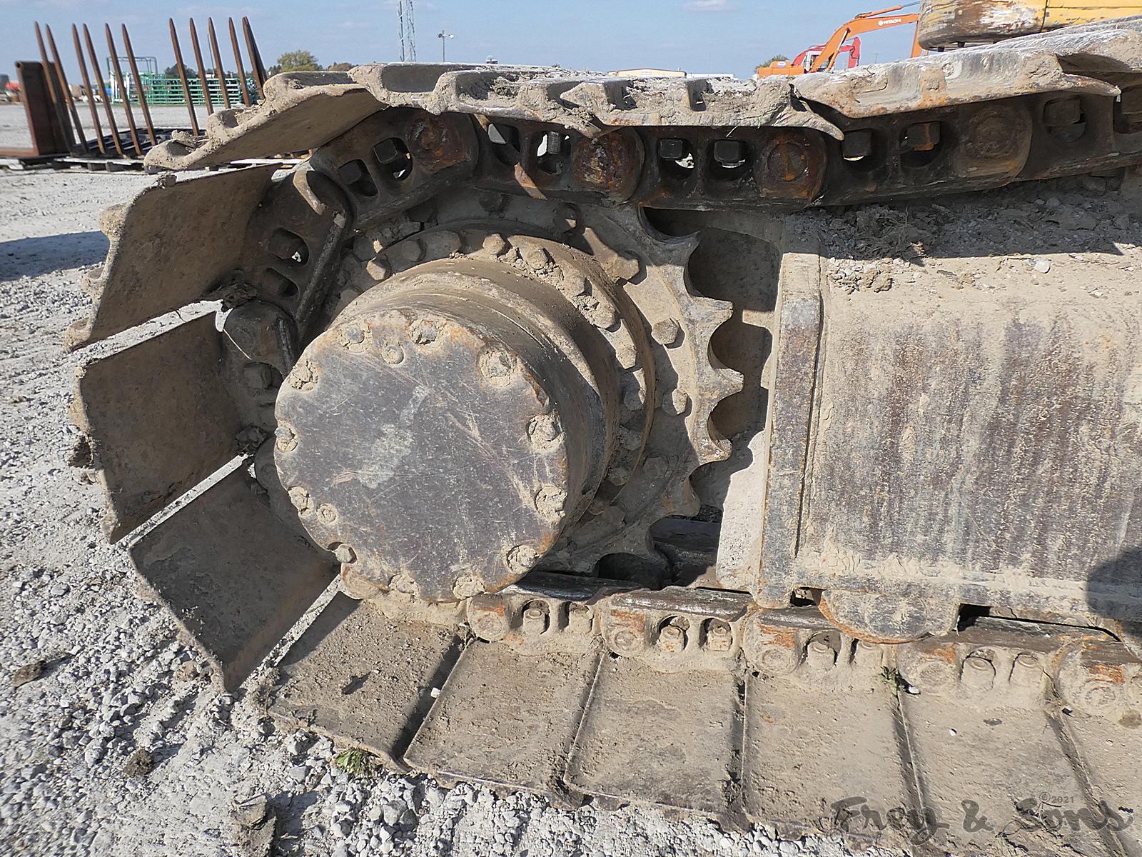 John Deere 790D Hydraulic Excavator, SN:7057, Bucket, Can't read meter