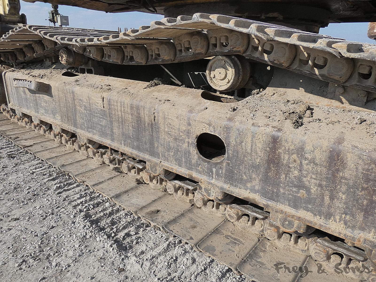 John Deere 790D Hydraulic Excavator, SN:7057, Bucket, Can't read meter