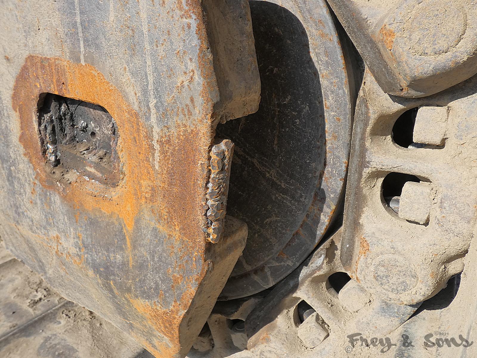 John Deere 790D Hydraulic Excavator, SN:7057, Bucket, Can't read meter