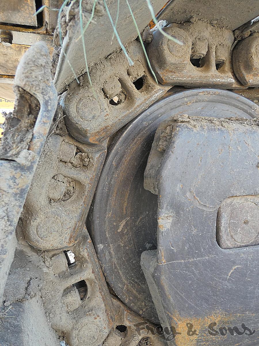 John Deere 790D Hydraulic Excavator, SN:7057, Bucket, Can't read meter