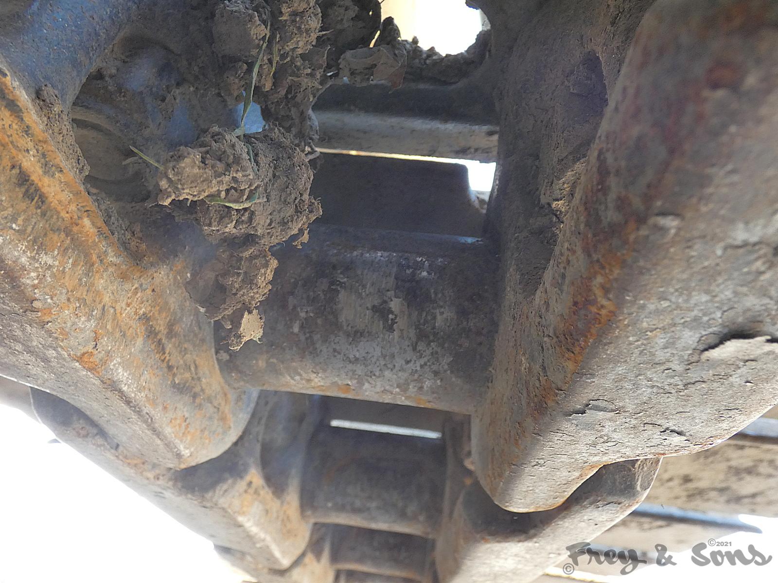 John Deere 790D Hydraulic Excavator, SN:7057, Bucket, Can't read meter