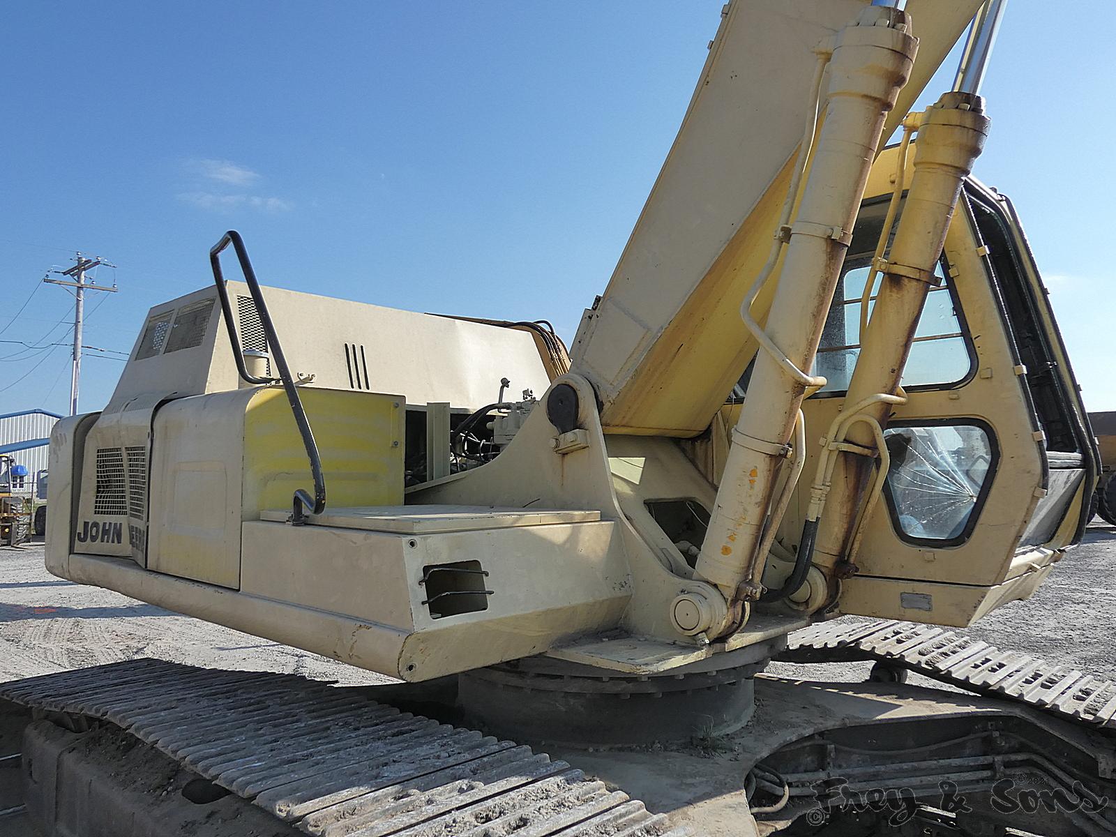 John Deere 790D Hydraulic Excavator, SN:7057, Bucket, Can't read meter