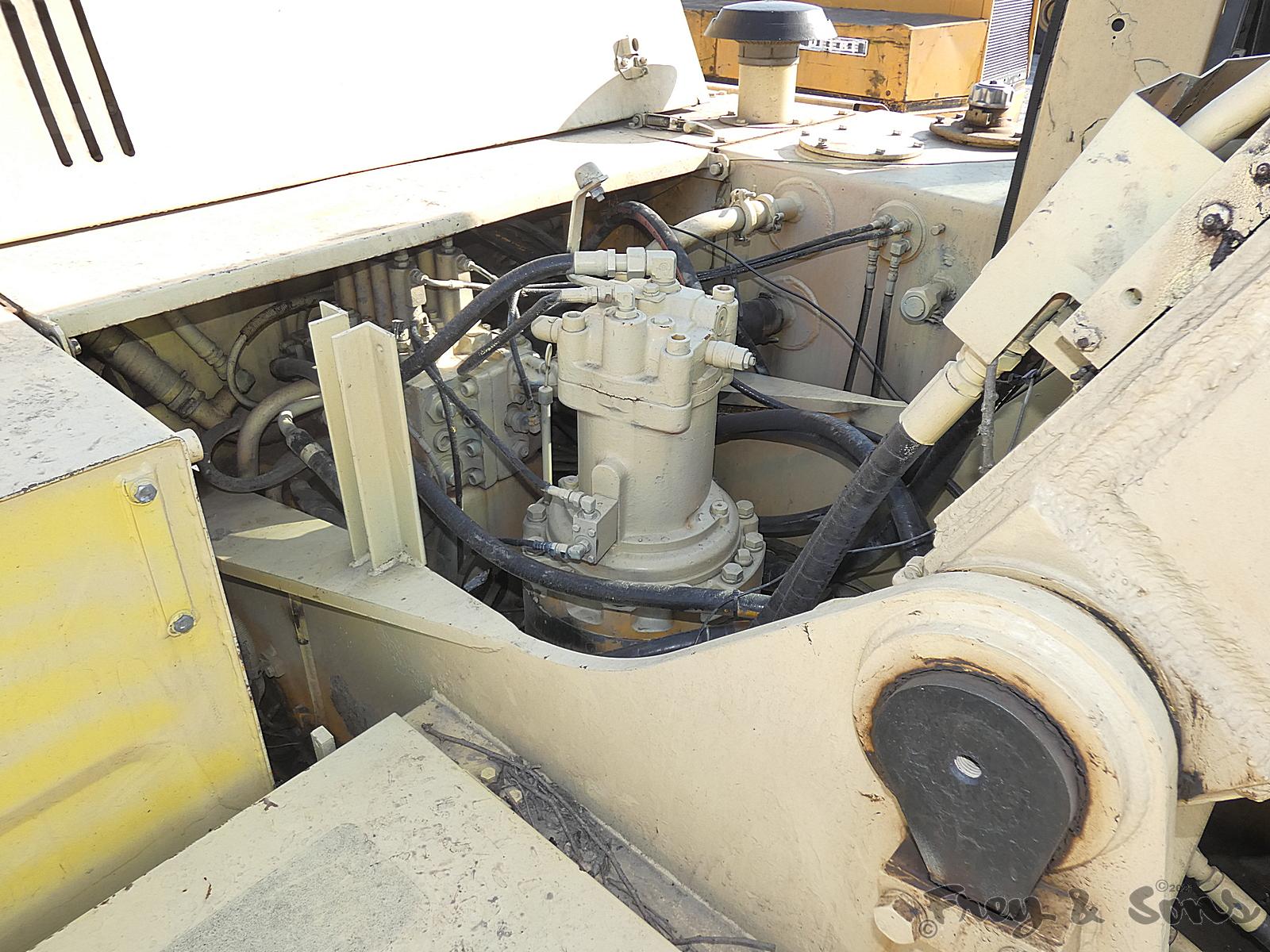 John Deere 790D Hydraulic Excavator, SN:7057, Bucket, Can't read meter