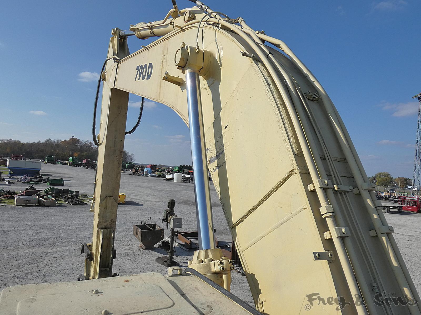 John Deere 790D Hydraulic Excavator, SN:7057, Bucket, Can't read meter