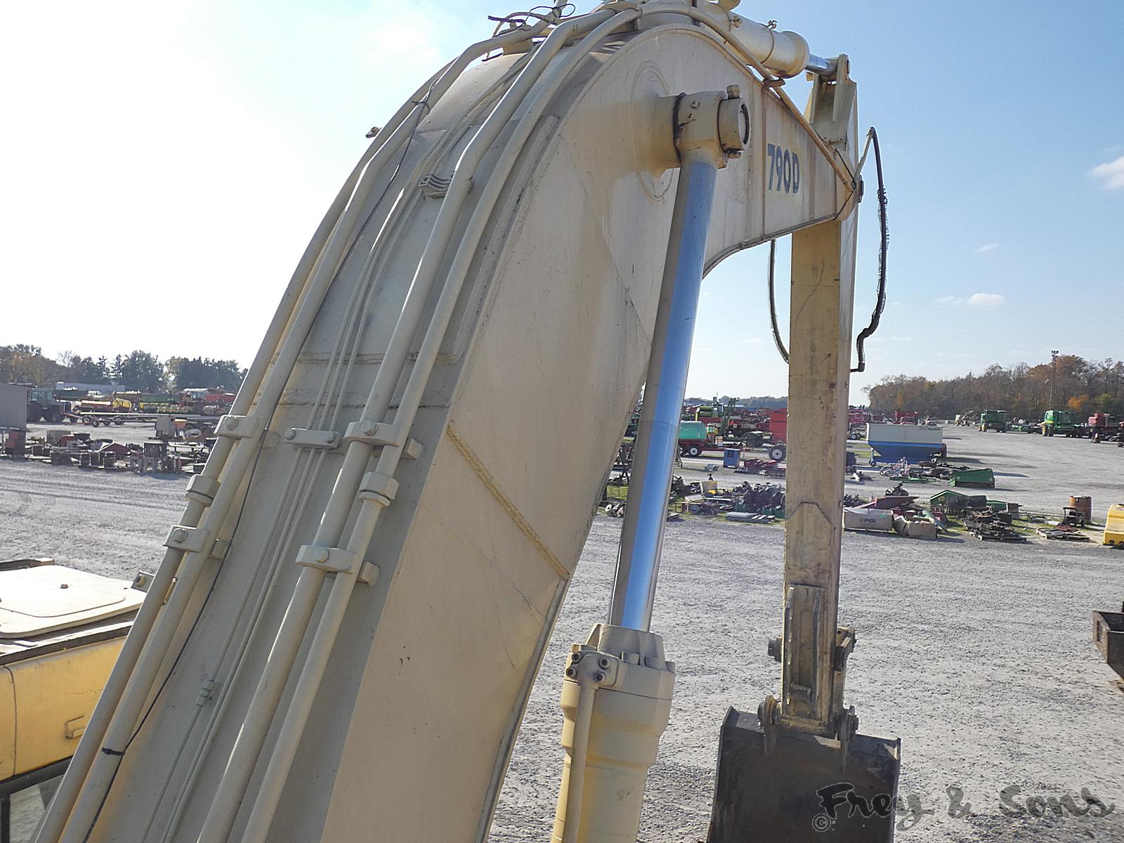 John Deere 790D Hydraulic Excavator, SN:7057, Bucket, Can't read meter