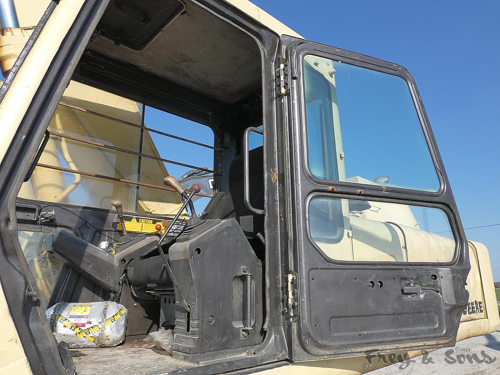John Deere 790D Hydraulic Excavator, SN:7057, Bucket, Can't read meter