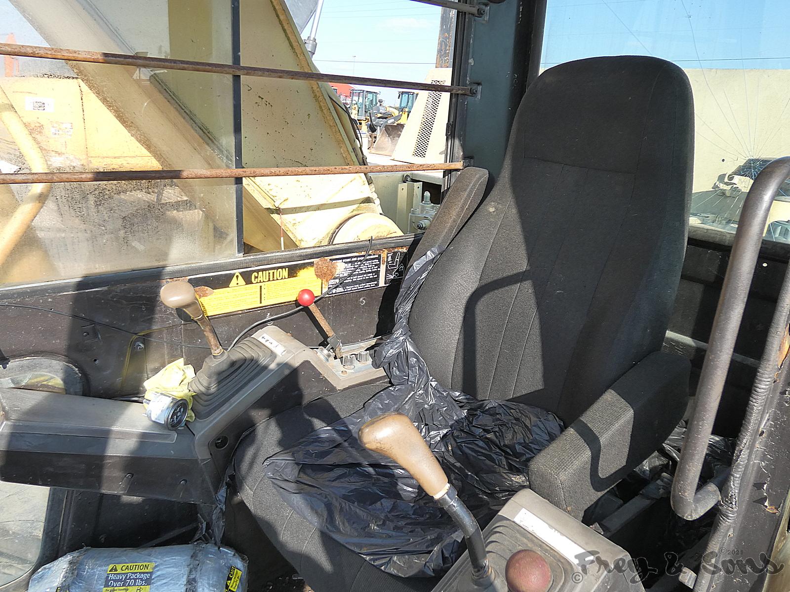 John Deere 790D Hydraulic Excavator, SN:7057, Bucket, Can't read meter