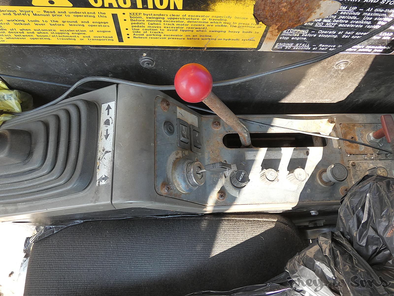 John Deere 790D Hydraulic Excavator, SN:7057, Bucket, Can't read meter