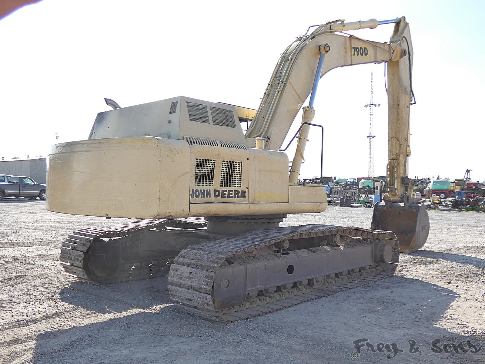 John Deere 790D Hydraulic Excavator, SN:7057, Bucket, Can't read meter
