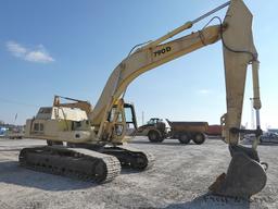 John Deere 790D Hydraulic Excavator, SN:7057, Bucket, Can't read meter