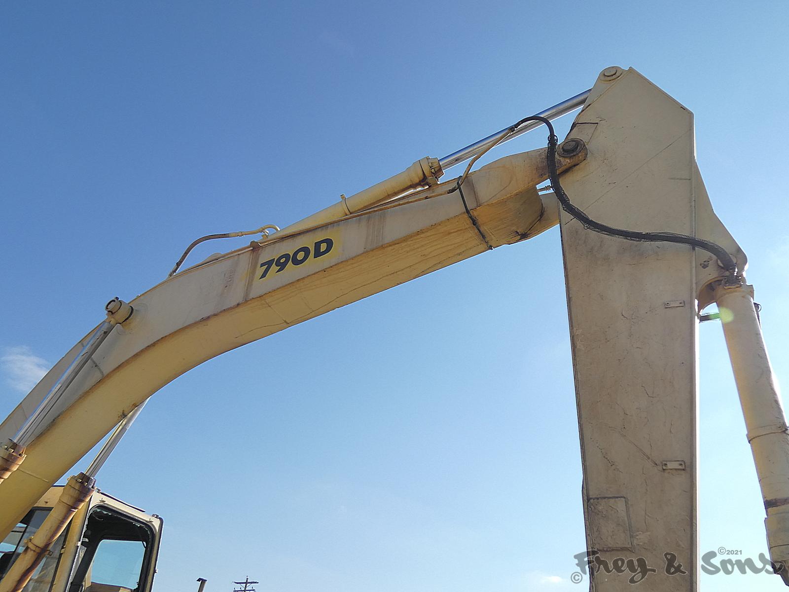 John Deere 790D Hydraulic Excavator, SN:7057, Bucket, Can't read meter