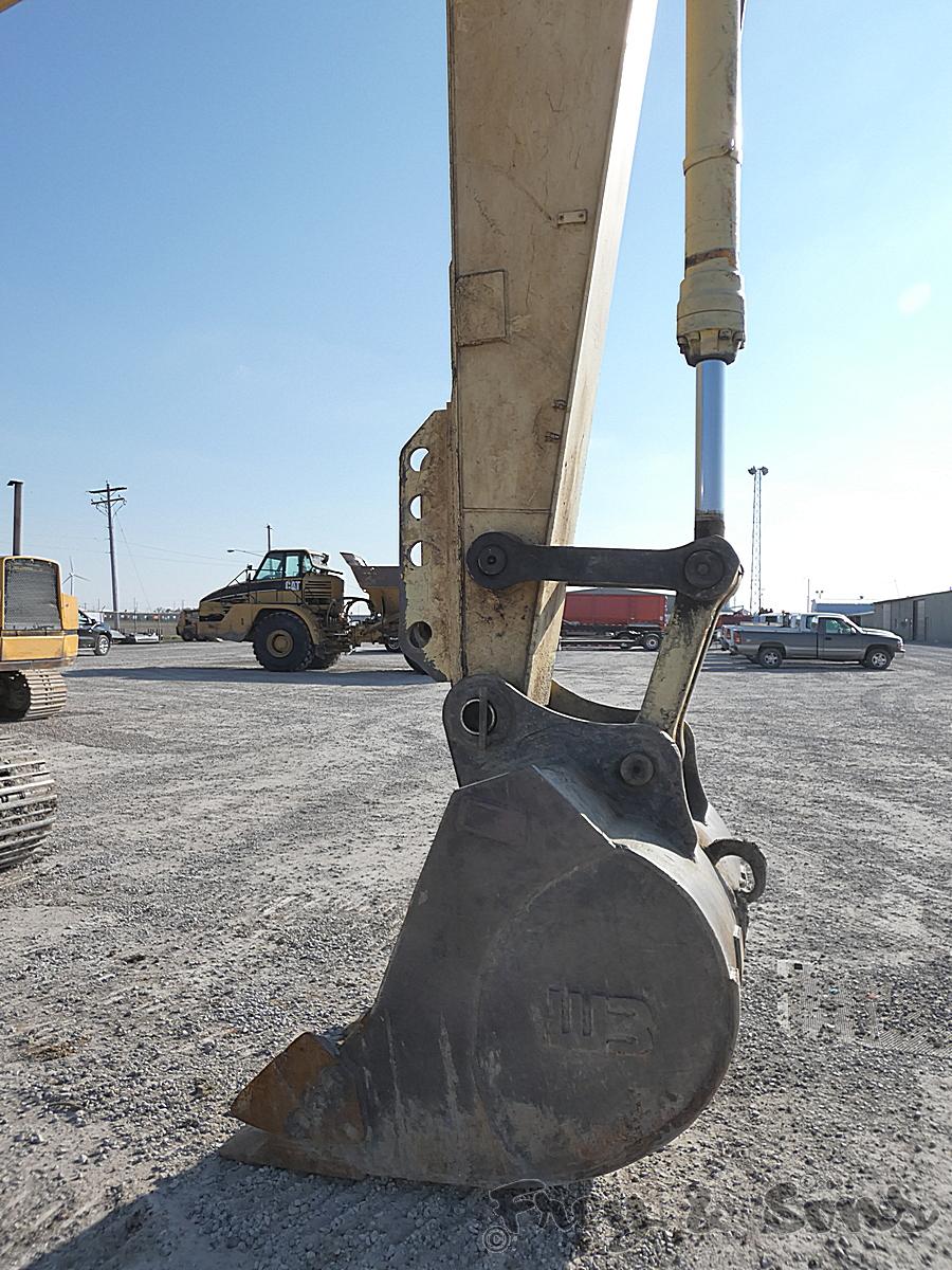 John Deere 790D Hydraulic Excavator, SN:7057, Bucket, Can't read meter