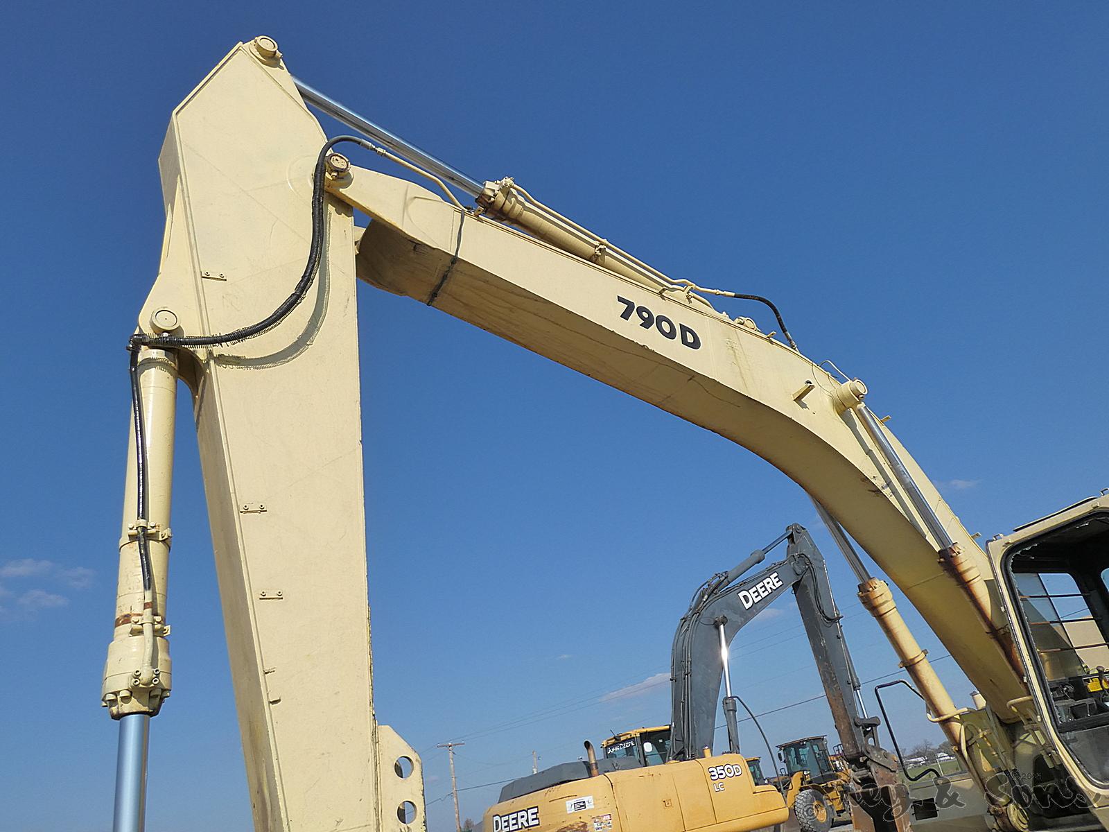 John Deere 790D Hydraulic Excavator, SN:7057, Bucket, Can't read meter