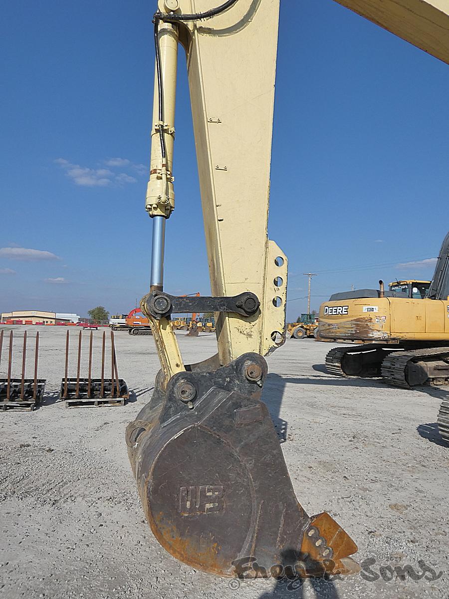 John Deere 790D Hydraulic Excavator, SN:7057, Bucket, Can't read meter