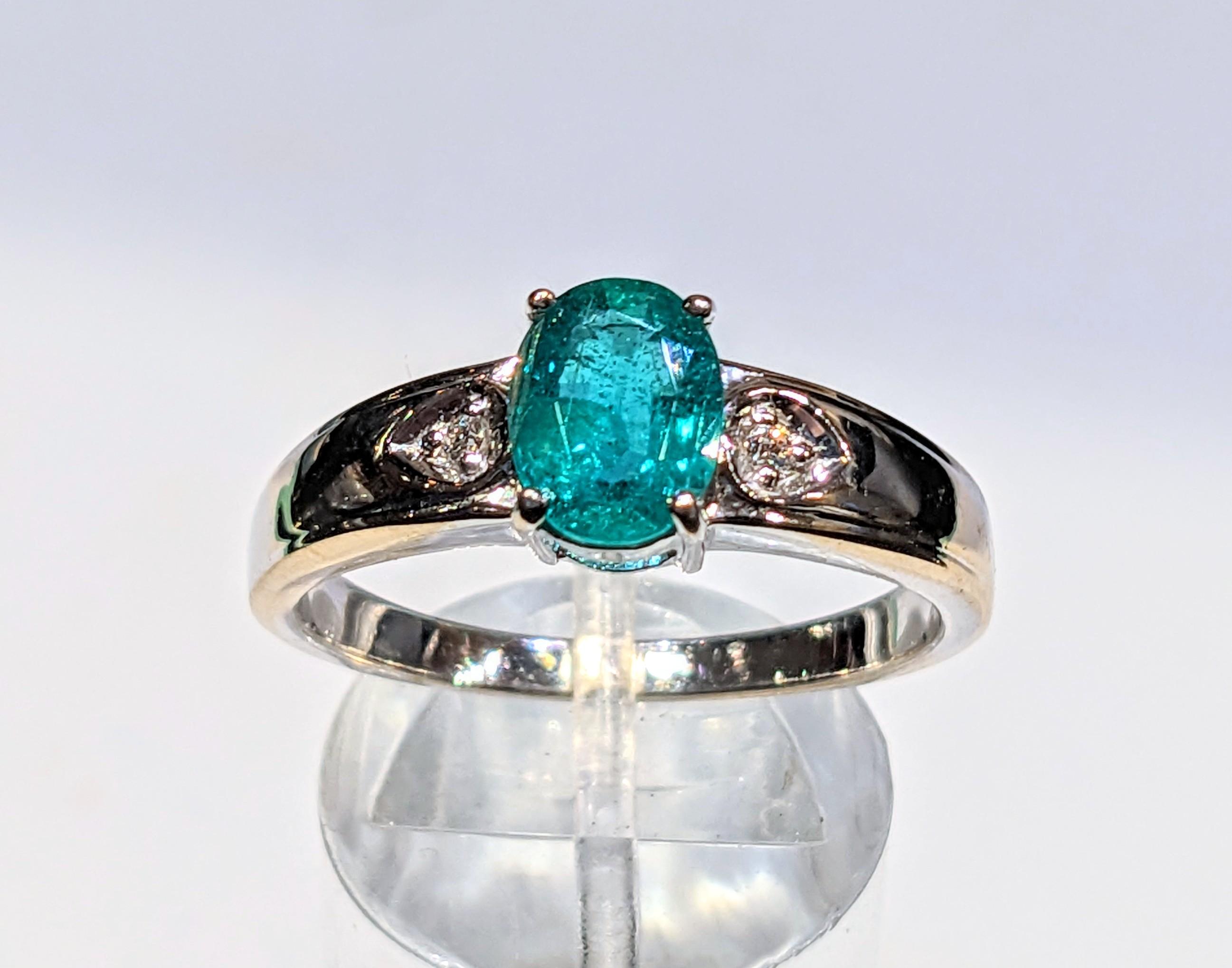 GORGEOUS 1.3 CARAT EMERALD SET IN AN RING 18K WHITE GOLD MOUNT