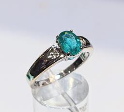 GORGEOUS 1.3 CARAT EMERALD SET IN AN RING 18K WHITE GOLD MOUNT