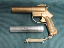 Vintage Sklar Los Angeles Calif. 37mm Flare gun with 13 flares in a metal