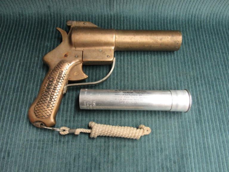 Vintage Sklar Los Angeles Calif. 37mm Flare gun with 13 flares in a metal