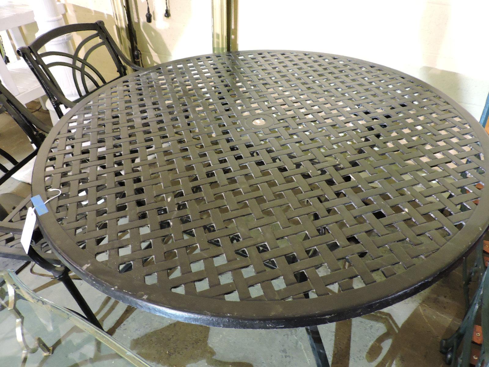 Metal Weave-Pattern Outdoor Table with 2 Matching Chairs
