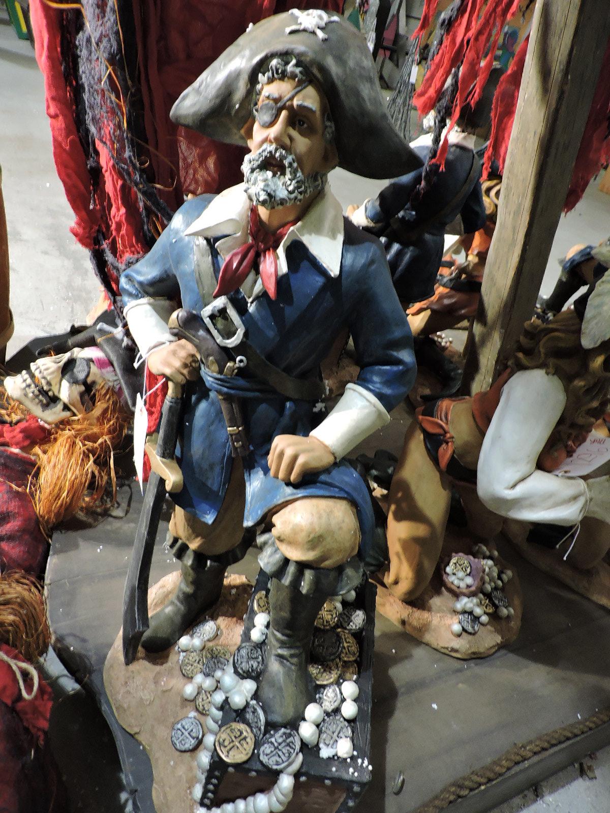 Pirate Couple - Pair of Statues
