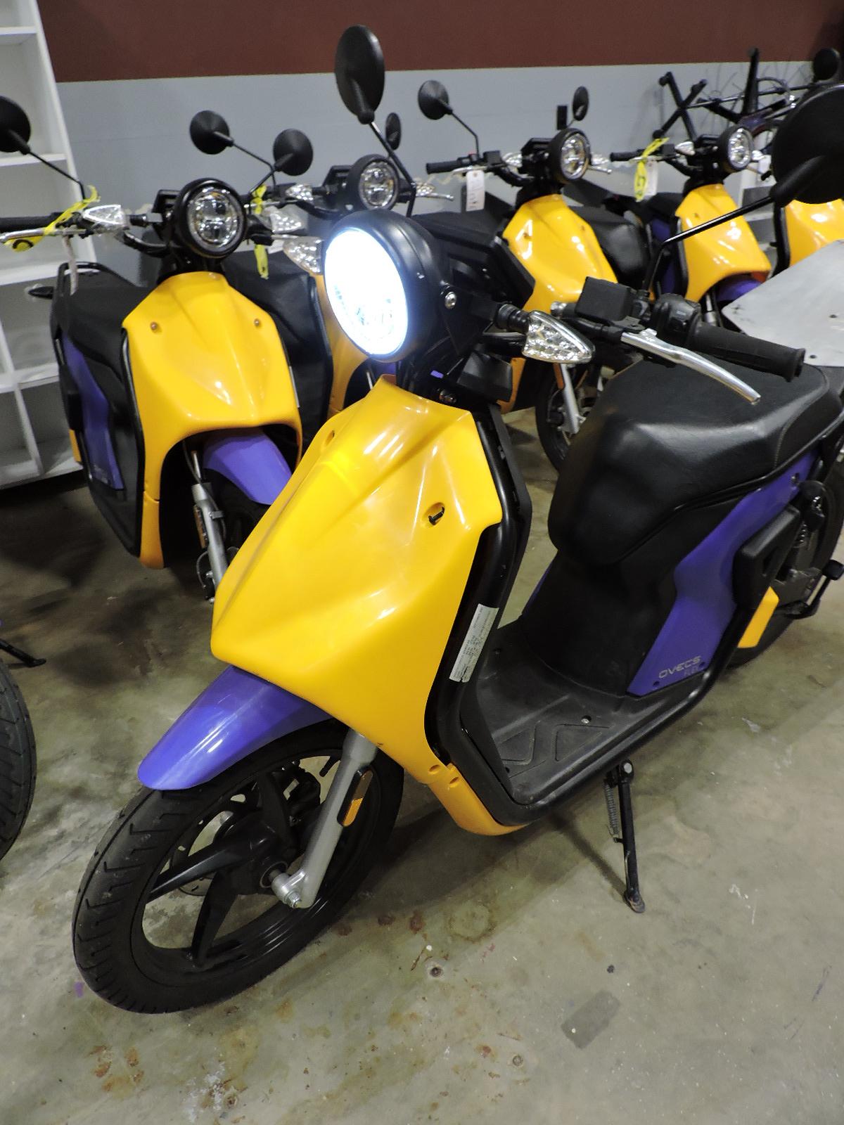 GOVECS FLEX 2.0 - Electric Scooter - Moped / 1799.8 Mi / 2 Keys, Battery & Charger -NOT RUNNING