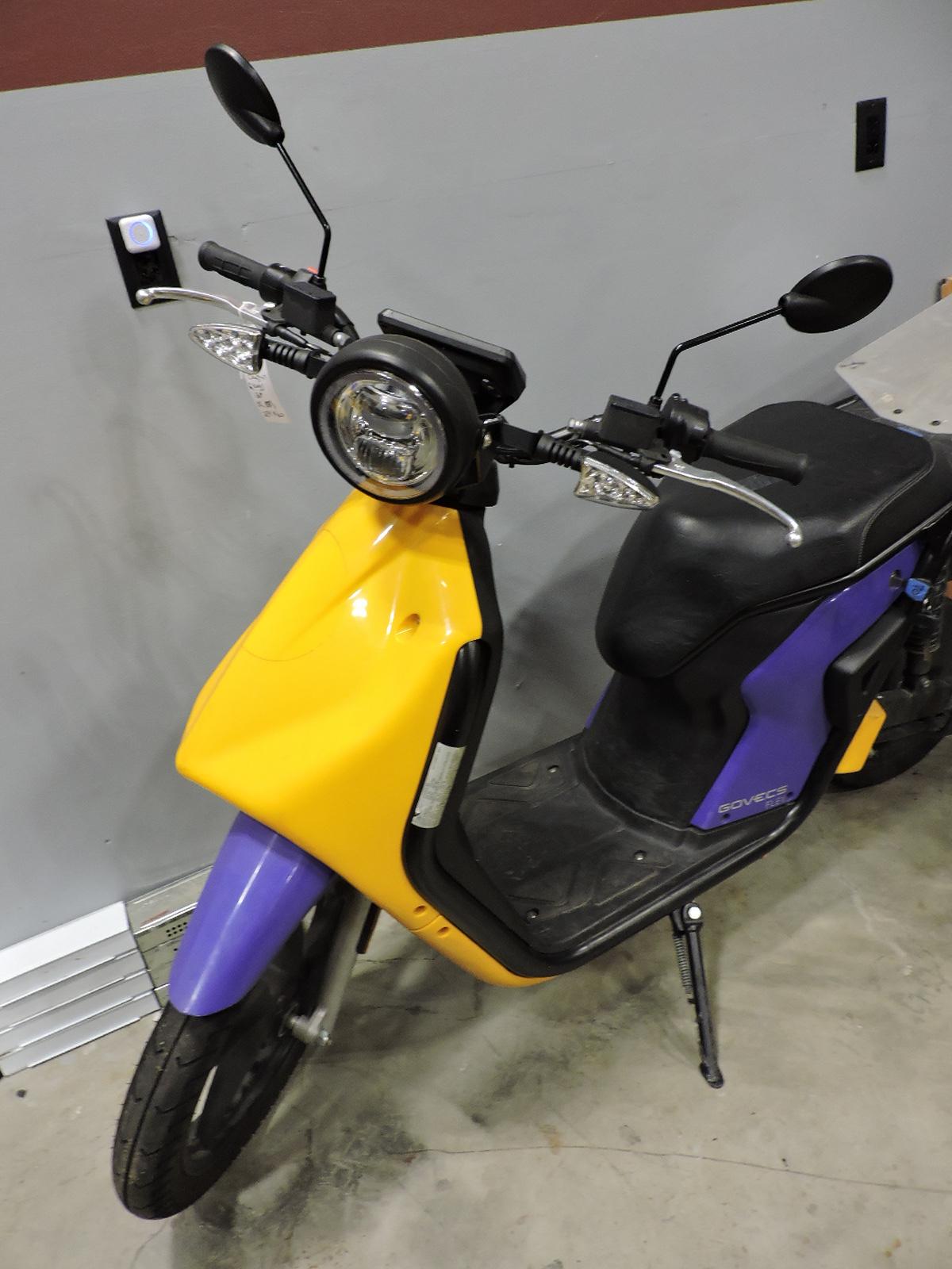 GOVECS FLEX 2.0 - Electric Scooter - Moped / 2541.0 Mi / 2 Keys, Battery & Charger - Runs Well