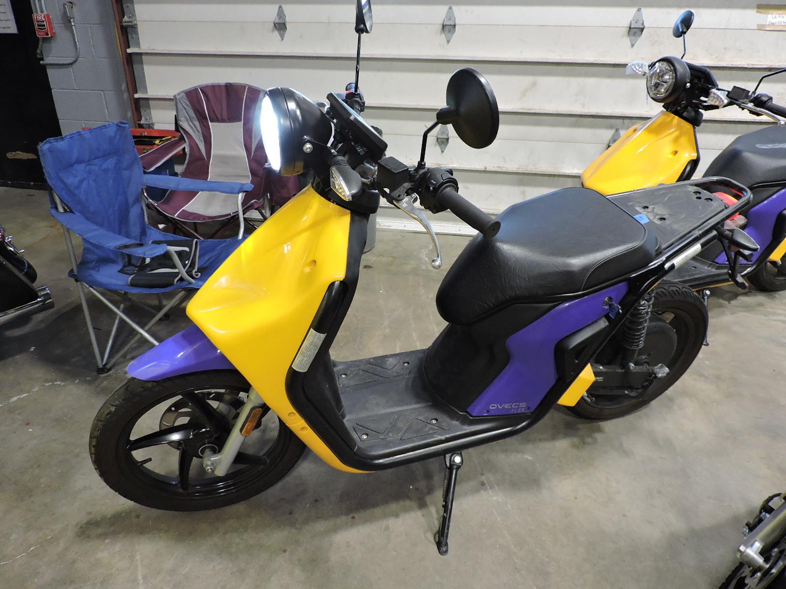 GOVECS FLEX 2.0 - Electric Scooter - Moped / 2712.2 Miles / 1 Key, Battery & Charger- Runs Well