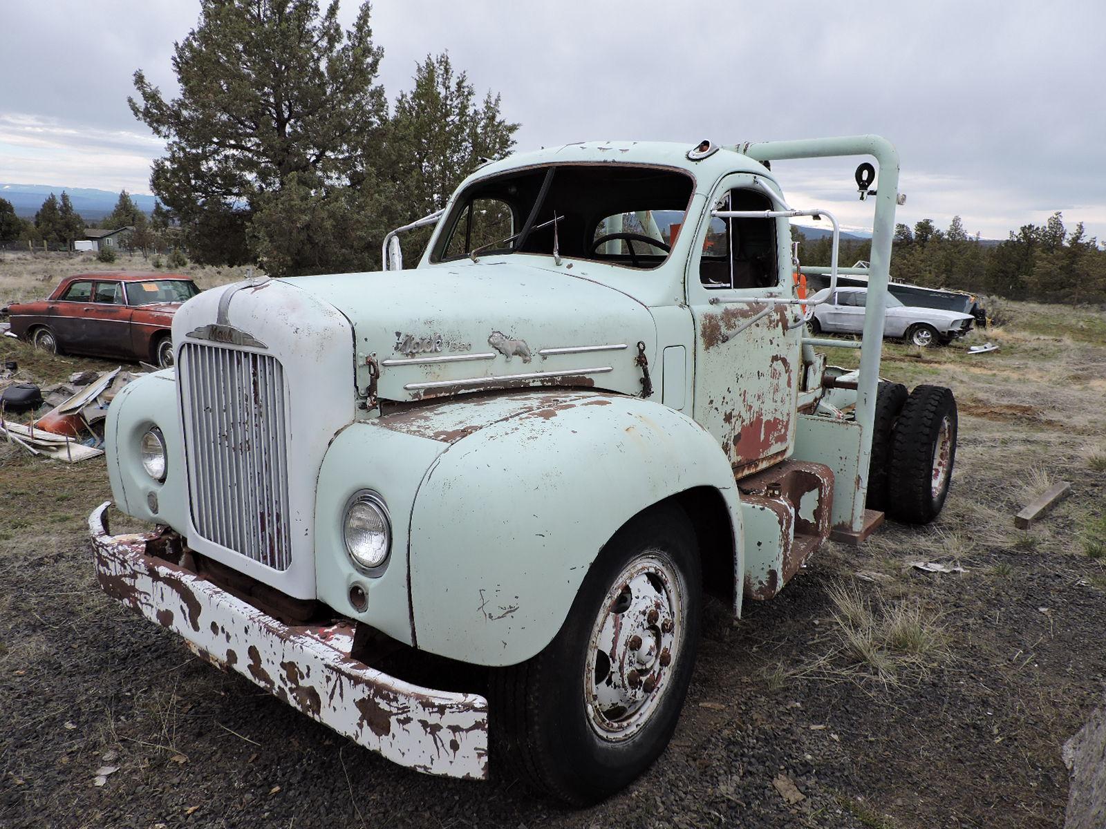 MACK B20 Regular Cab Dually Boom/Crane Truck