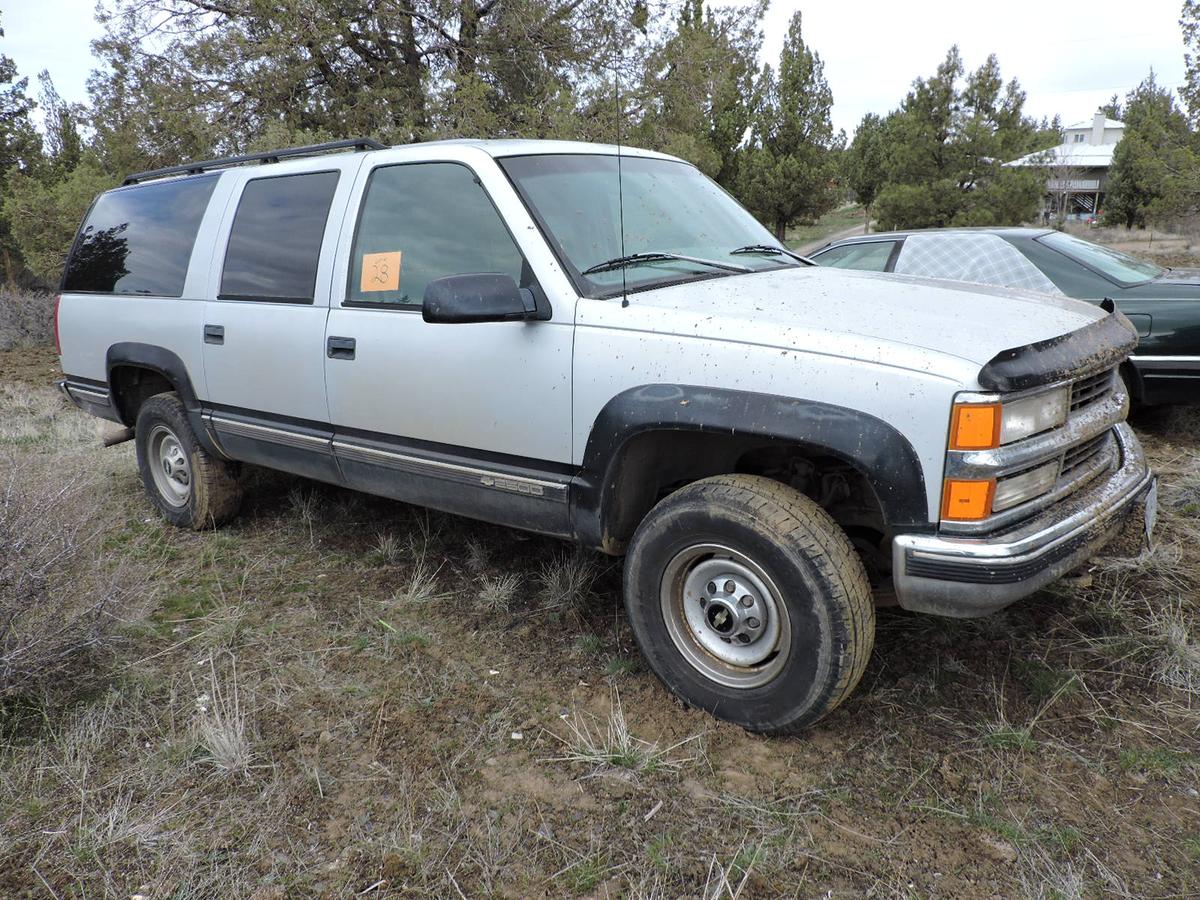 1996 Chevrolet Suburban 2500 - 4X4 with 7.4L V8 / Model the Secret Service Uses