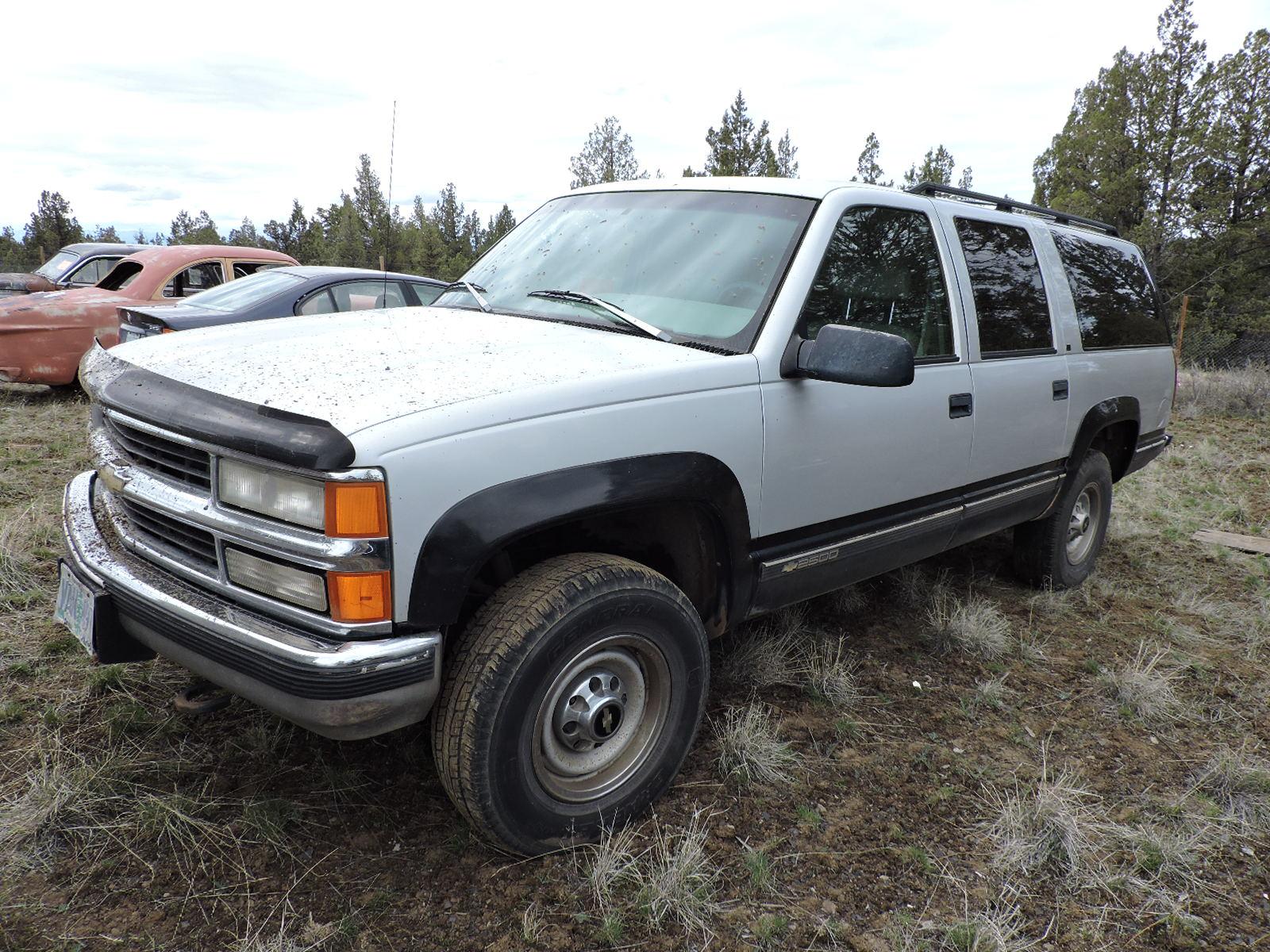 1996 Chevrolet Suburban 2500 - 4X4 with 7.4L V8 / Model the Secret Service Uses