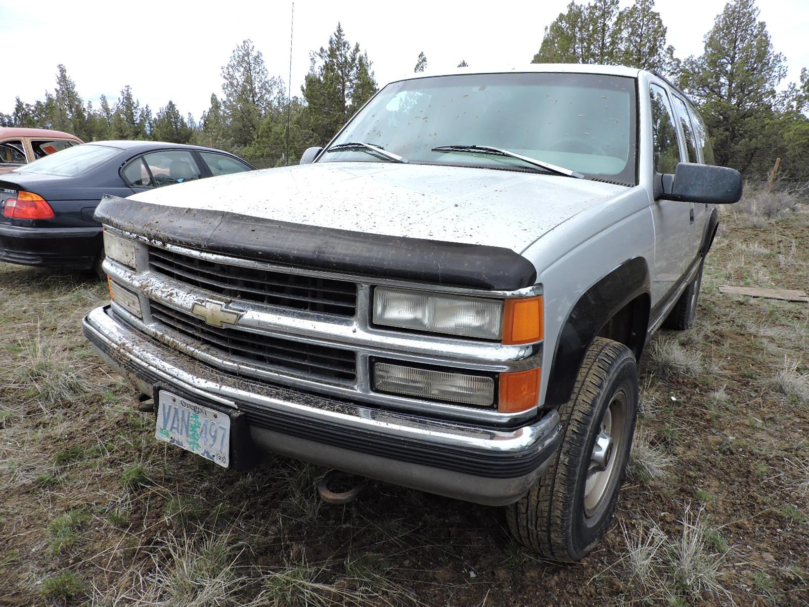 1996 Chevrolet Suburban 2500 - 4X4 with 7.4L V8 / Model the Secret Service Uses