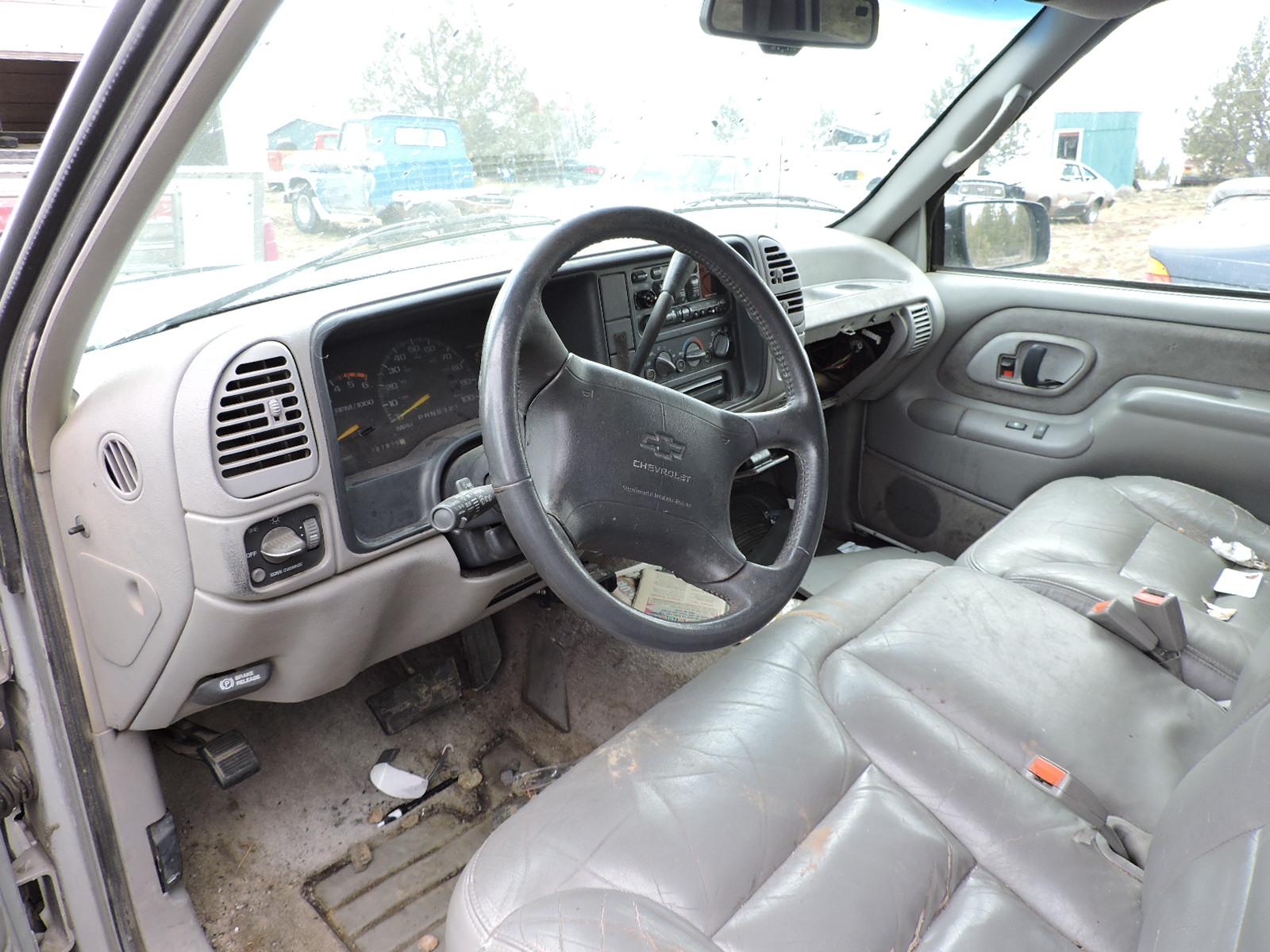 1996 Chevrolet Suburban 2500 - 4X4 with 7.4L V8 / Model the Secret Service Uses