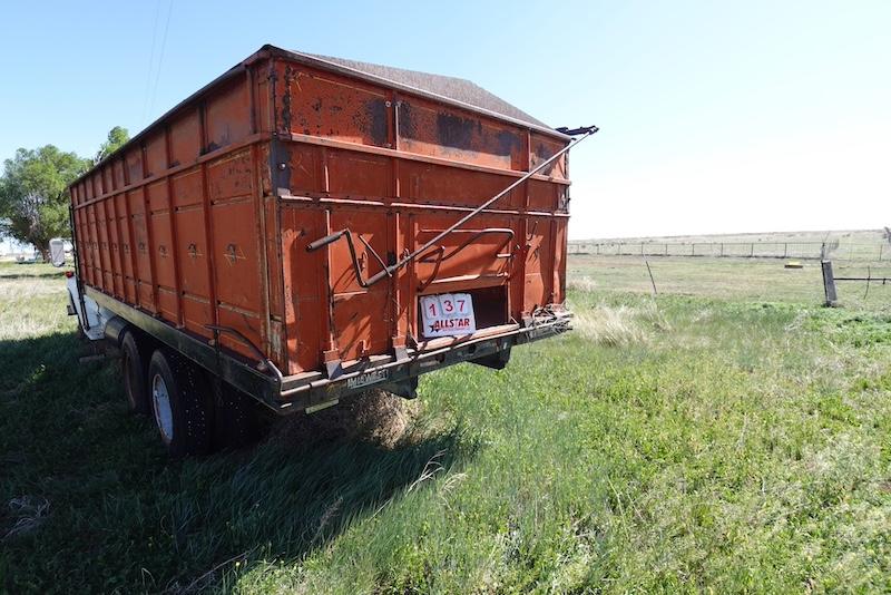 1975 Ford F700 Grain Truck