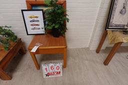 Wood End Table W/DÃ©cor 21 X 21 X 21