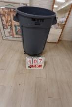 RubberMaid Brute Trash Can W/Roller