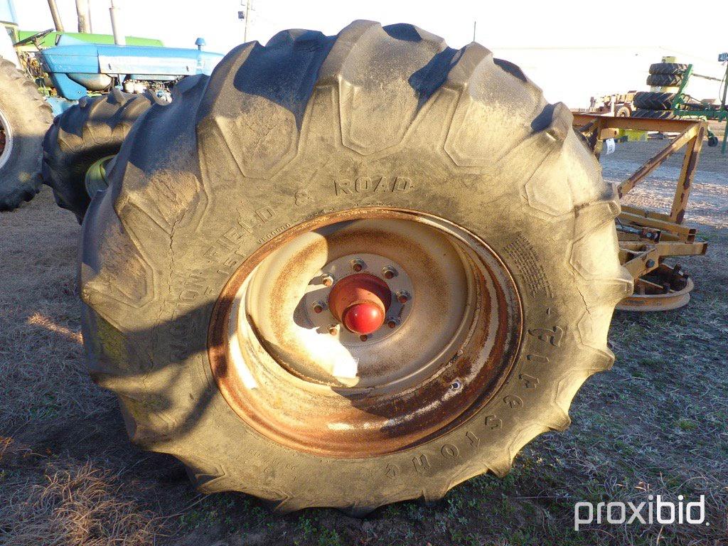 INTERNATIONAL 2388 COMBINE REAR-END w/14.9-24 TIRES