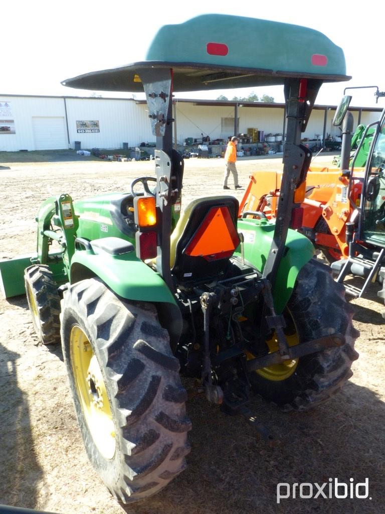 JOHN DEERE 4520 TRACTOR W/ 400X BUCKET, 2WD, OPEN STATION (ODOMETER SHOWS: 1,448.4 HRS) SN# LV4520P1