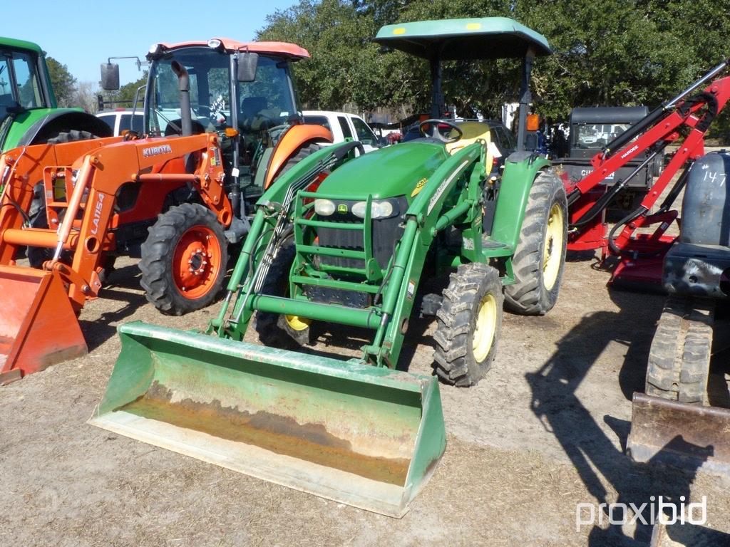 JOHN DEERE 4520 TRACTOR W/ 400X BUCKET, 2WD, OPEN STATION (ODOMETER SHOWS: 1,448.4 HRS) SN# LV4520P1