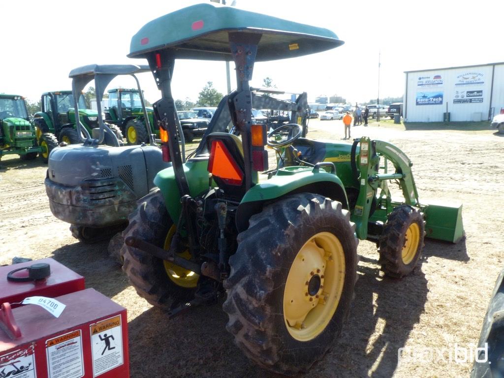 JOHN DEERE 4520 TRACTOR W/ 400X BUCKET, 2WD, OPEN STATION (ODOMETER SHOWS: 1,448.4 HRS) SN# LV4520P1