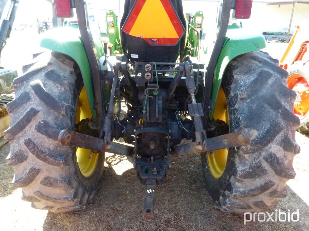 JOHN DEERE 4520 TRACTOR W/ 400X BUCKET, 2WD, OPEN STATION (ODOMETER SHOWS: 1,448.4 HRS) SN# LV4520P1