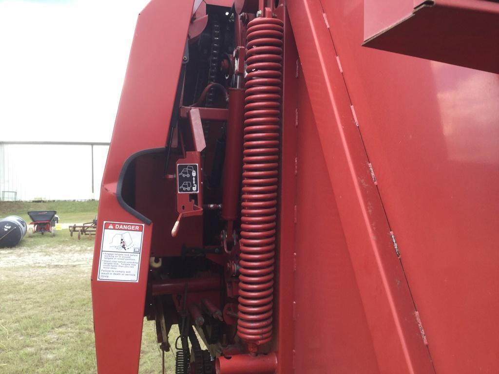 NEW HOLLAND BR740 ROUND HAY BALER