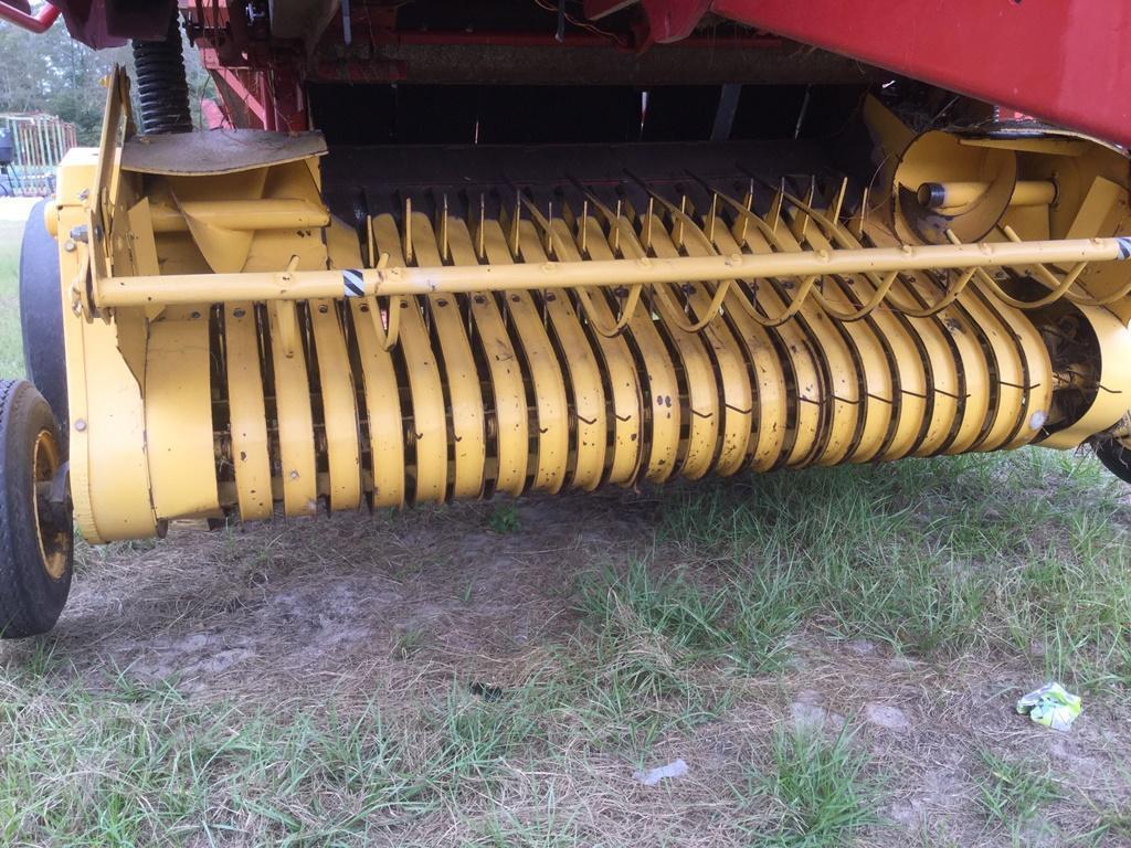 NEW HOLLAND BR740 ROUND HAY BALER