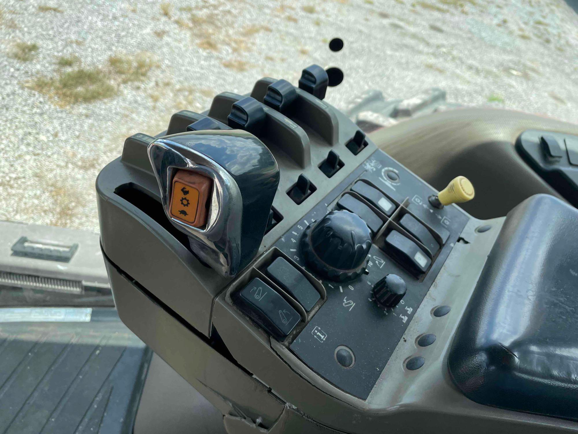 Case International Mx 215 Magnum Tractor w/ 6906.1 Hrs SN Z6RZ02904... Power shift full / power