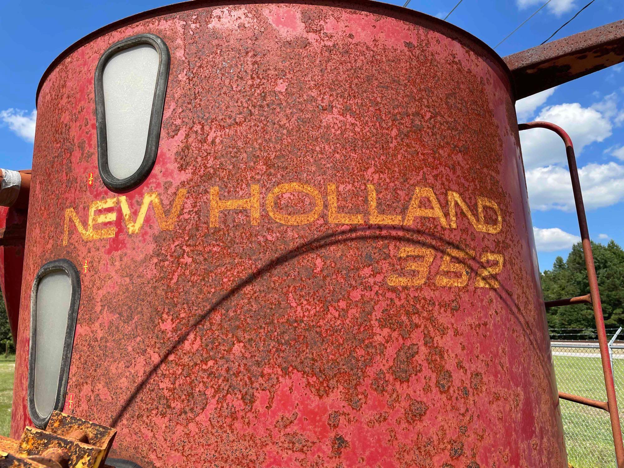 New Holland 352 Feed Grinder Mixer... W/ unloading auger extension...