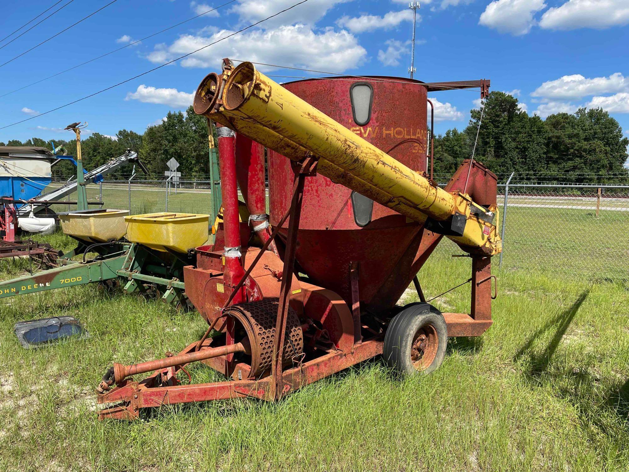 New Holland 352 Feed Grinder Mixer... W/ unloading auger extension...