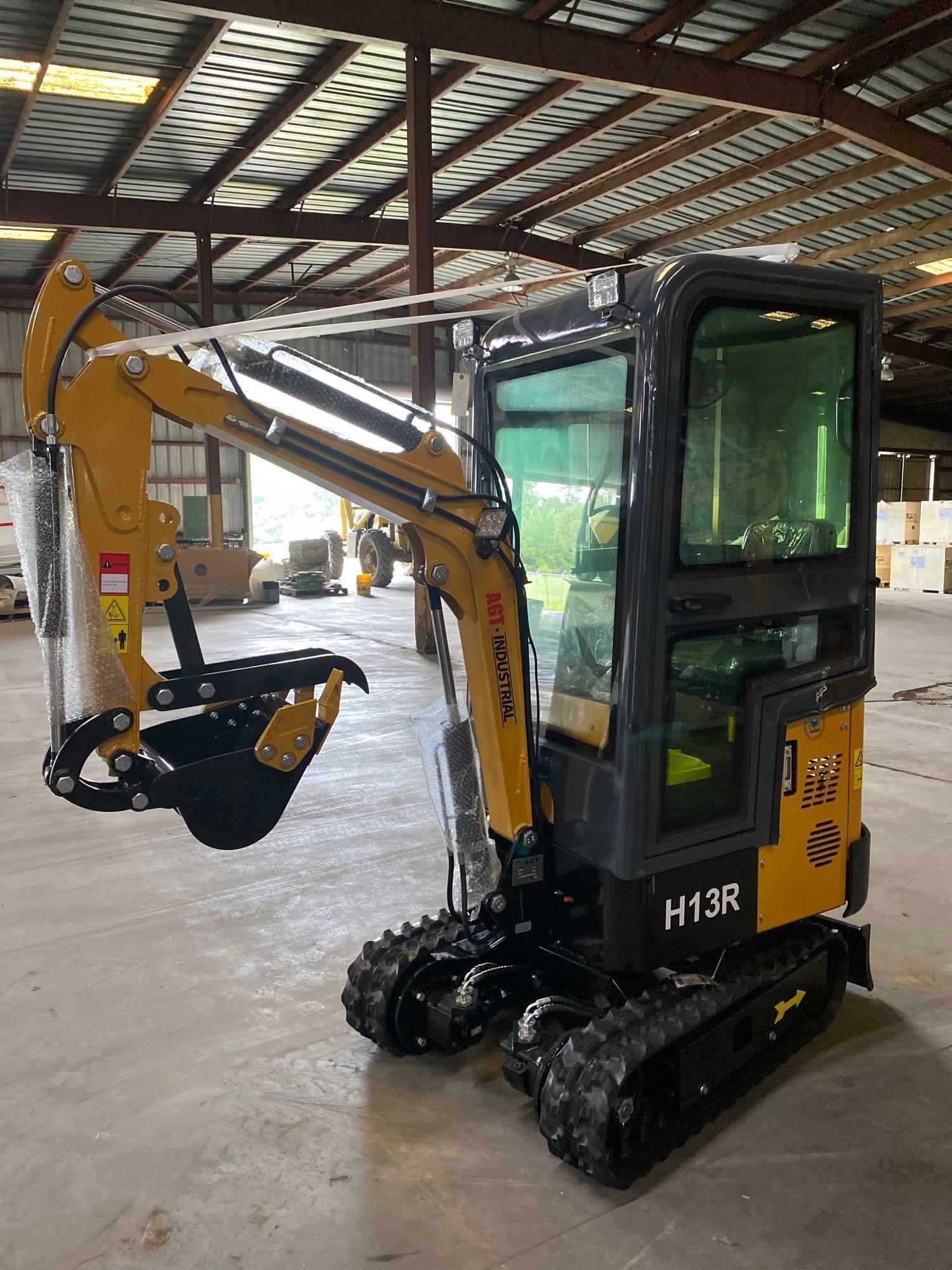 MINI EXCAVATOR H13R