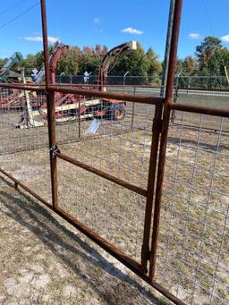 LIVESTOCK PEN WITH GATE