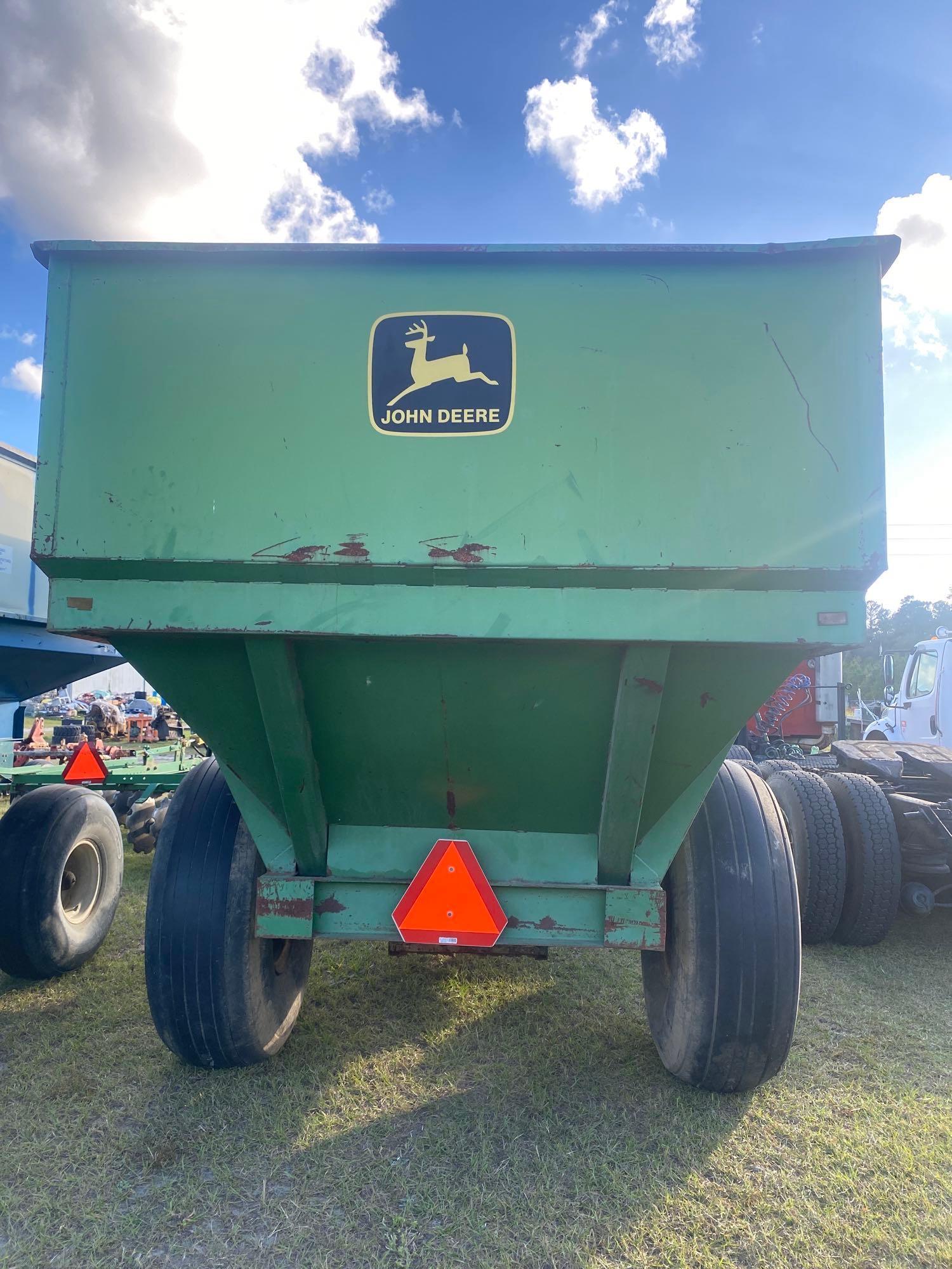 John Deere Grain Cart
