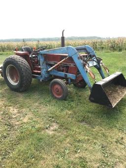 IH 284 w/ Loader & Bucket