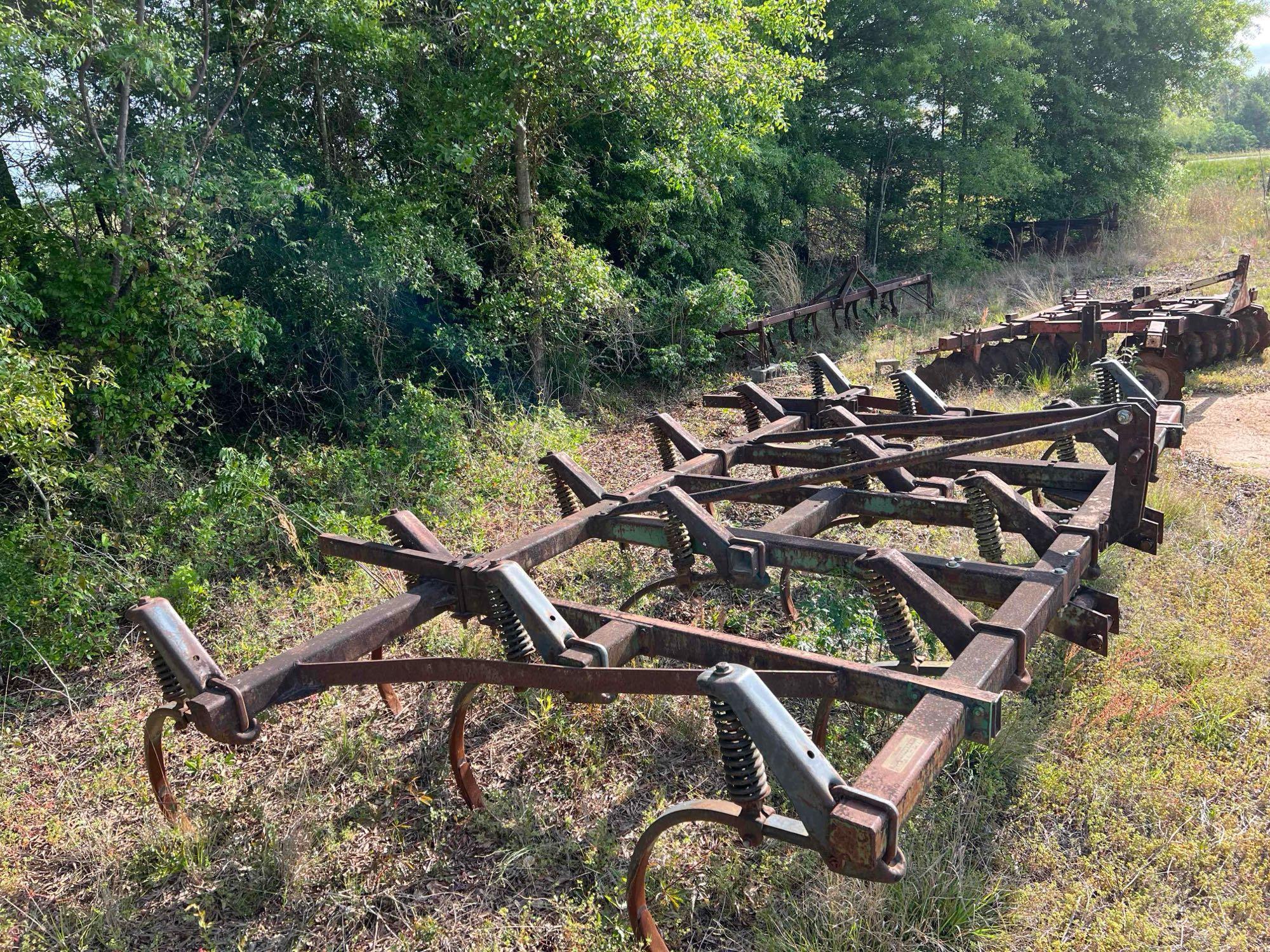 John Deer 1600 Chisel Plow